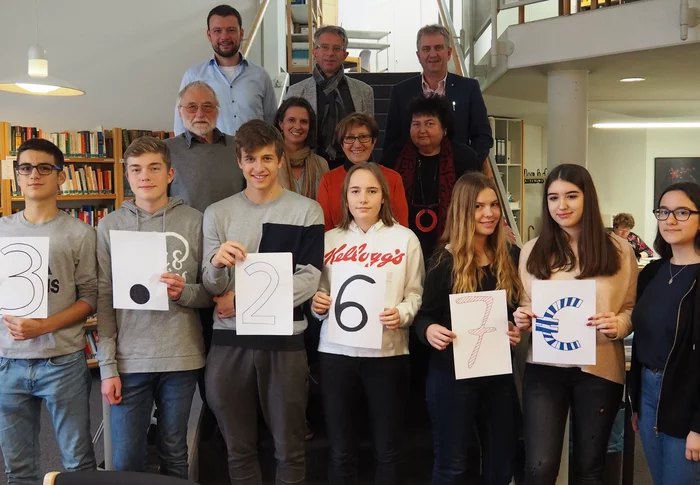 Schülerinnen und Schüler halten Schilder in der Hand, auf denen die Spendensumme von 3267 Euro zu lesen ist. Das Geld spendeten sie an den Sozialverein Lichtblick.