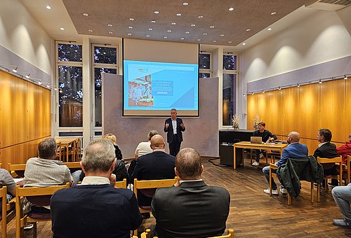 Menschen in einem Saal