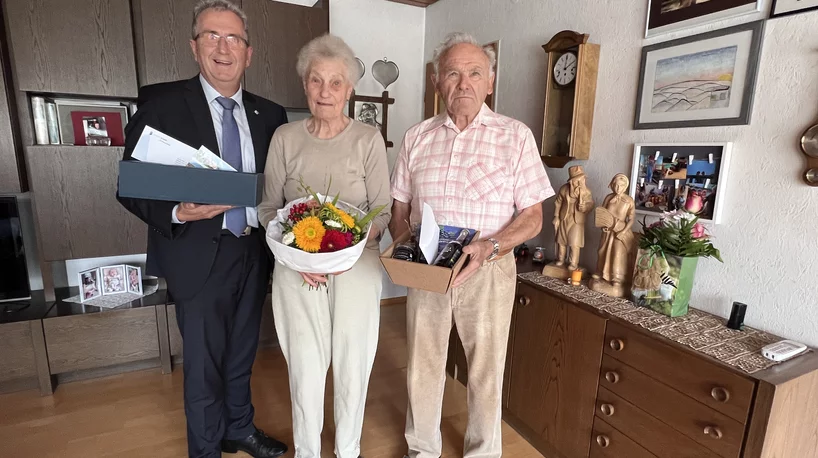 Erster Bürgermeister Kurt Krömer gratuliert Elfrieda und Fritz Barth zur Eisernen Hochzeit.