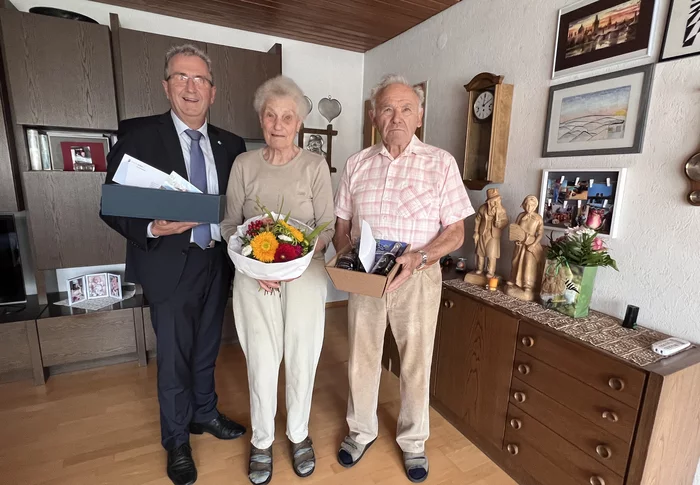 Erster Bürgermeister Kurt Krömer gratuliert Elfrieda und Fritz Barth zur Eisernen Hochzeit.