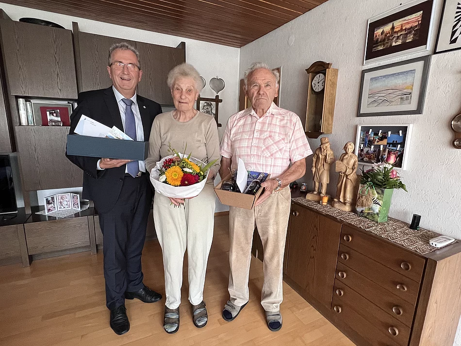 Erster Bürgermeister Kurt Krömer gratuliert Elfrieda und Fritz Barth zur Eisernen Hochzeit.
