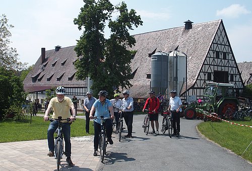 Radfahrer vor einem historischen Gebäude