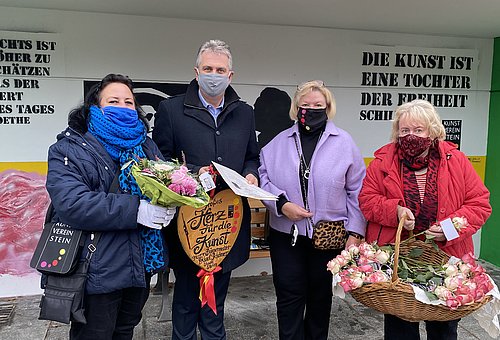 Erster Bürgermeister Kurt Krömer zusammen mit Mitgliedern des Kunstverein Stein e.V.
