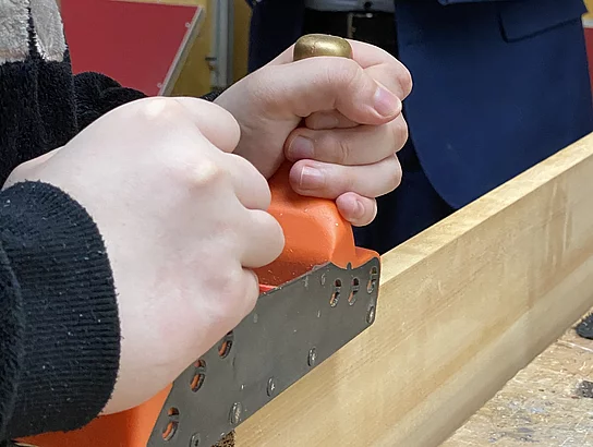 In der Schreinerei Sauber kommen Schleifwerkzeuge zum Eisatz