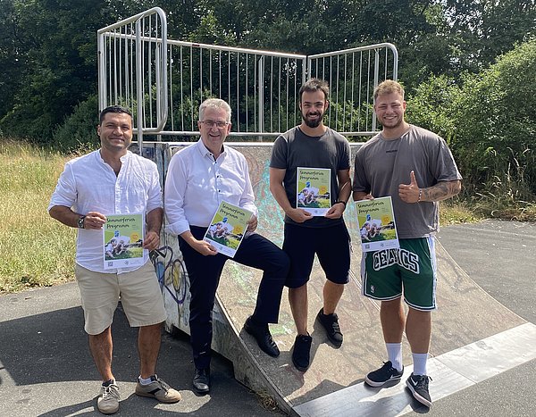 Jugendhausleiter Baris Hübner, Erster Bürgermeister Kurt Krömer und die Jugendhaus-Mitarbeiter Niclas Weber und Yannick Moder bei der Vorstellung des Sommerferienprogramms 2025