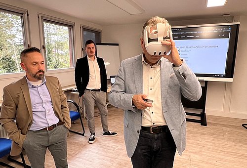 Mann mit VR Brille