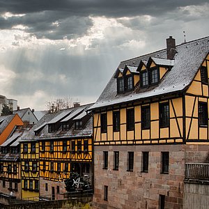 Historische Gebäude am Fluss