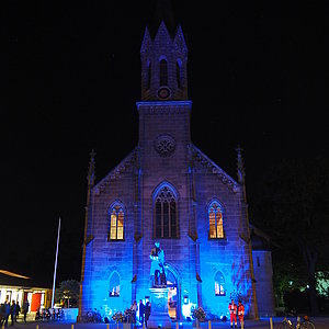 Die Martin-Luther-Kirche erstrahlt in blauem Licht