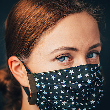 Bild von Frau mit Schutzmaske