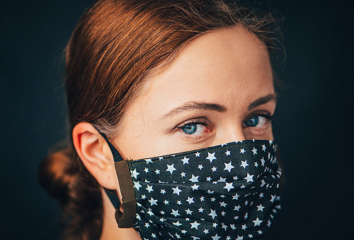 Bild von Frau mit Schutzmaske