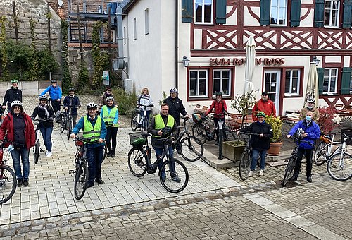 Die Radgruppe vor einem Gebäude in Großhabersdorf