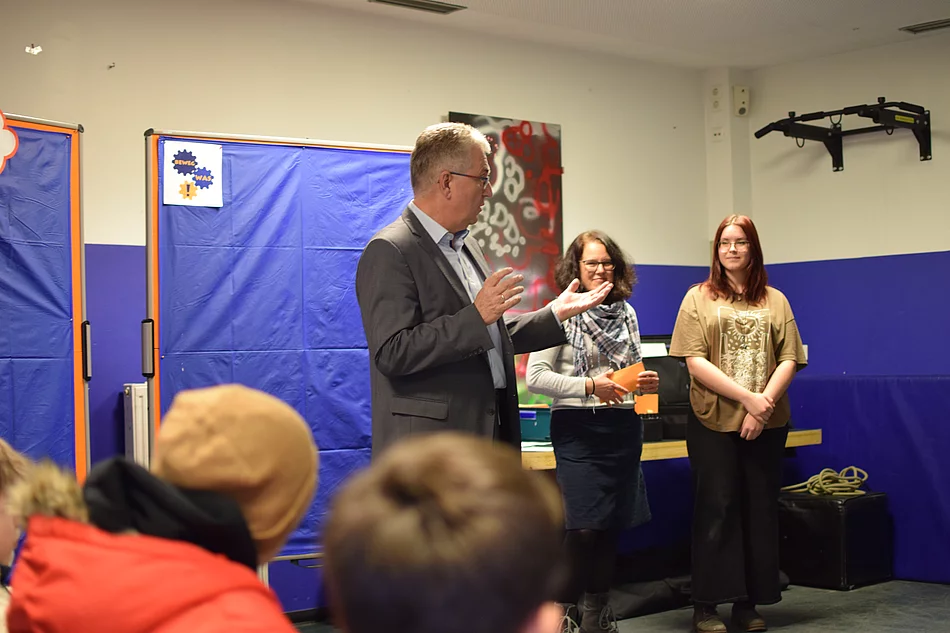Erster Bürgermeister Kurt Krömer zusammen mit Claudia Elß und Alexandra Schmidtgall vom Kreisjugendring (v.l.n.r.)
