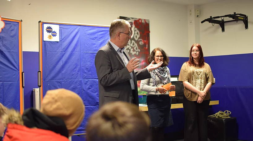 Erster Bürgermeister Kurt Krömer zusammen mit Claudia Elß und Alexandra Schmidtgall vom Kreisjugendring (v.l.n.r.)
