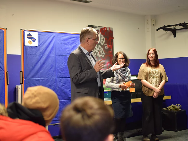 Erster Bürgermeister Kurt Krömer zusammen mit Claudia Elß und Alexandra Schmidtgall vom Kreisjugendring (v.l.n.r.)