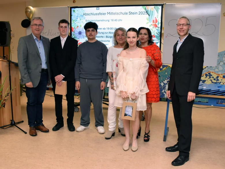 Steins Erster Bürgermeister Kurt Krömer ehrte die drei besten Schüler: Fabian Dechant (2.v.l.), Yazan Alshmali (3.v.l.) und Kateryna Polietakhina (5.v.l.)