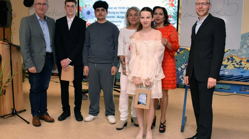 Steins Erster Bürgermeister Kurt Krömer ehrte die drei besten Schüler: Fabian Dechant (2.v.l.), Yazan Alshmali (3.v.l.) und Kateryna Polietakhina (5.v.l.)