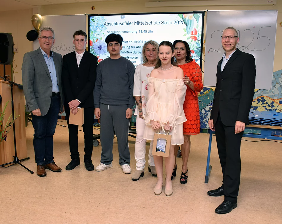 Steins Erster Bürgermeister Kurt Krömer ehrte die drei besten Schüler: Fabian Dechant (2.v.l.), Yazan Alshmali (3.v.l.) und Kateryna Polietakhina (5.v.l.)