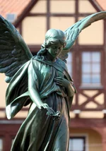 Denkmalgeschützte Grabplastik am Alten Friedhof